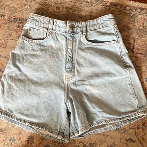 High-waisted, light wash, mom jean shorts. Zara size 6.
